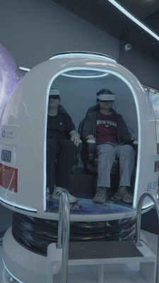 Leuke Ruimte Capsule 2 Zits VR Cinema Simulator | Exclusieve 360° Roterende Capsule, Dual-Screen Bediening, 20+ Speciale Spellen, DPVR Bril & Multi-Effecten – SKYFUN Fabrikant